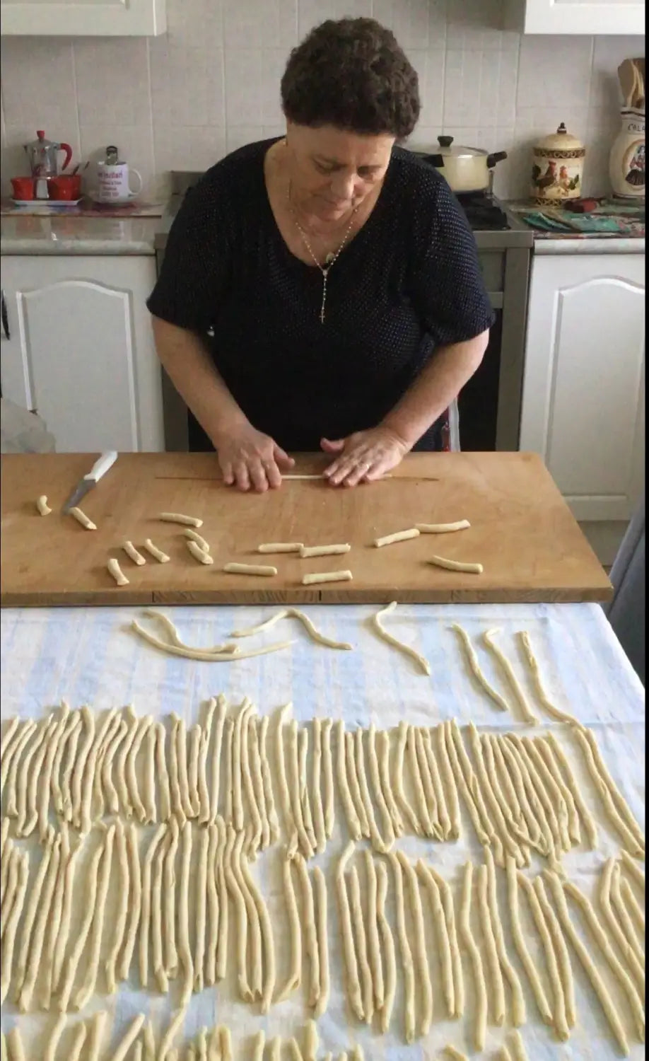 Nonna Rosina prepara i Maccheroni Calabresi con il ferro